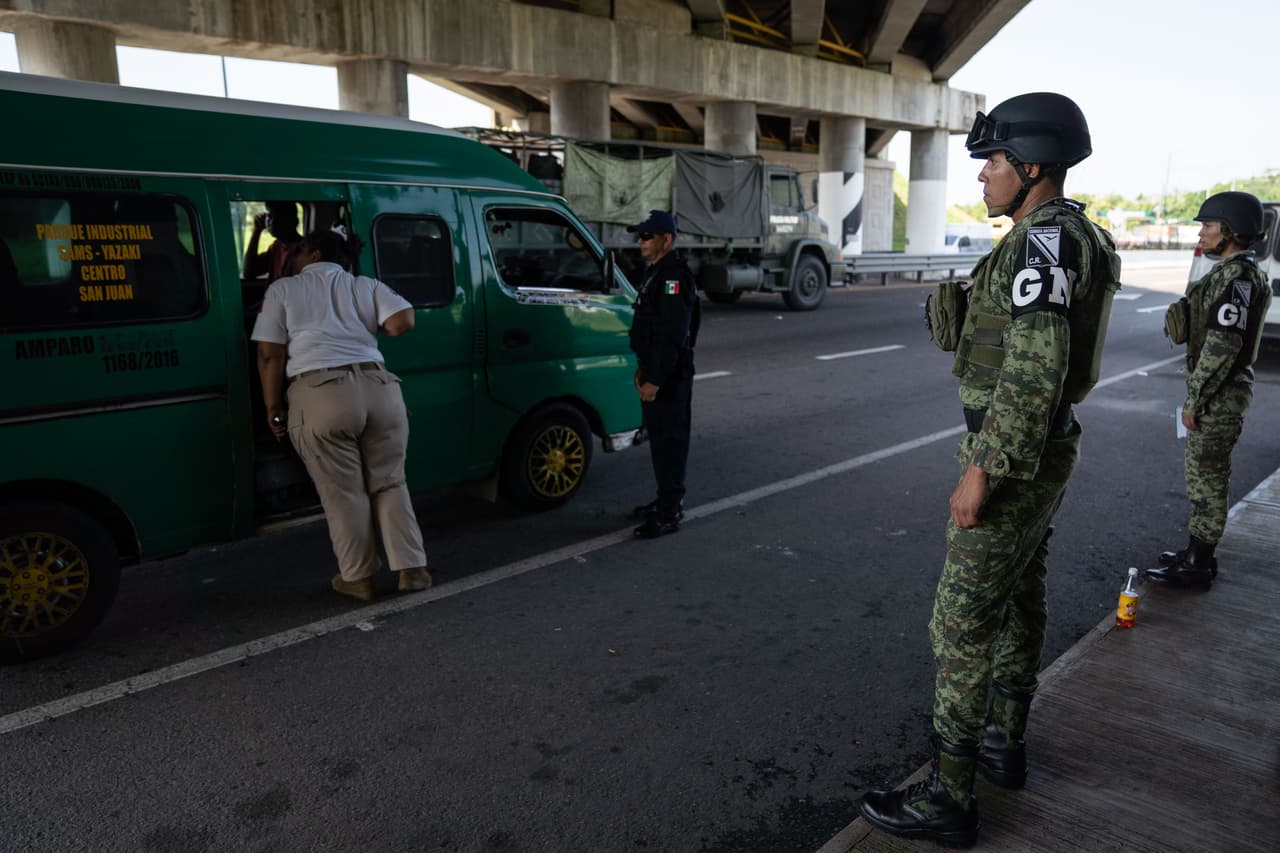 El grupo comenzó a operar en los últimos días en al sur de México. En total serán unos 6,000 miembros que, paulatinamente, se desplegarán para aumentar la vigilancia en los distintos puntos fronterizos. En la fotografía un punto de control de la Guardia Nacional en la carretera en Tuxtla Chico, cerca de Tapachula, Chiapas, el 18 de junio de 2019. En ese estado está previsto que operen 2,400 funcionarios del nuevo cuerpo de seguridad.