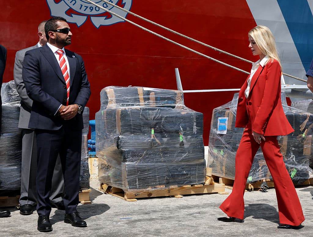 La fiscal Bondi afirmó que los investigadores han vinculado a dos cárteles —Jalisco Nueva Generación y Sinaloa— con los envíos, y describió las incautaciones como un "golpe importante" a sus operaciones financieras.