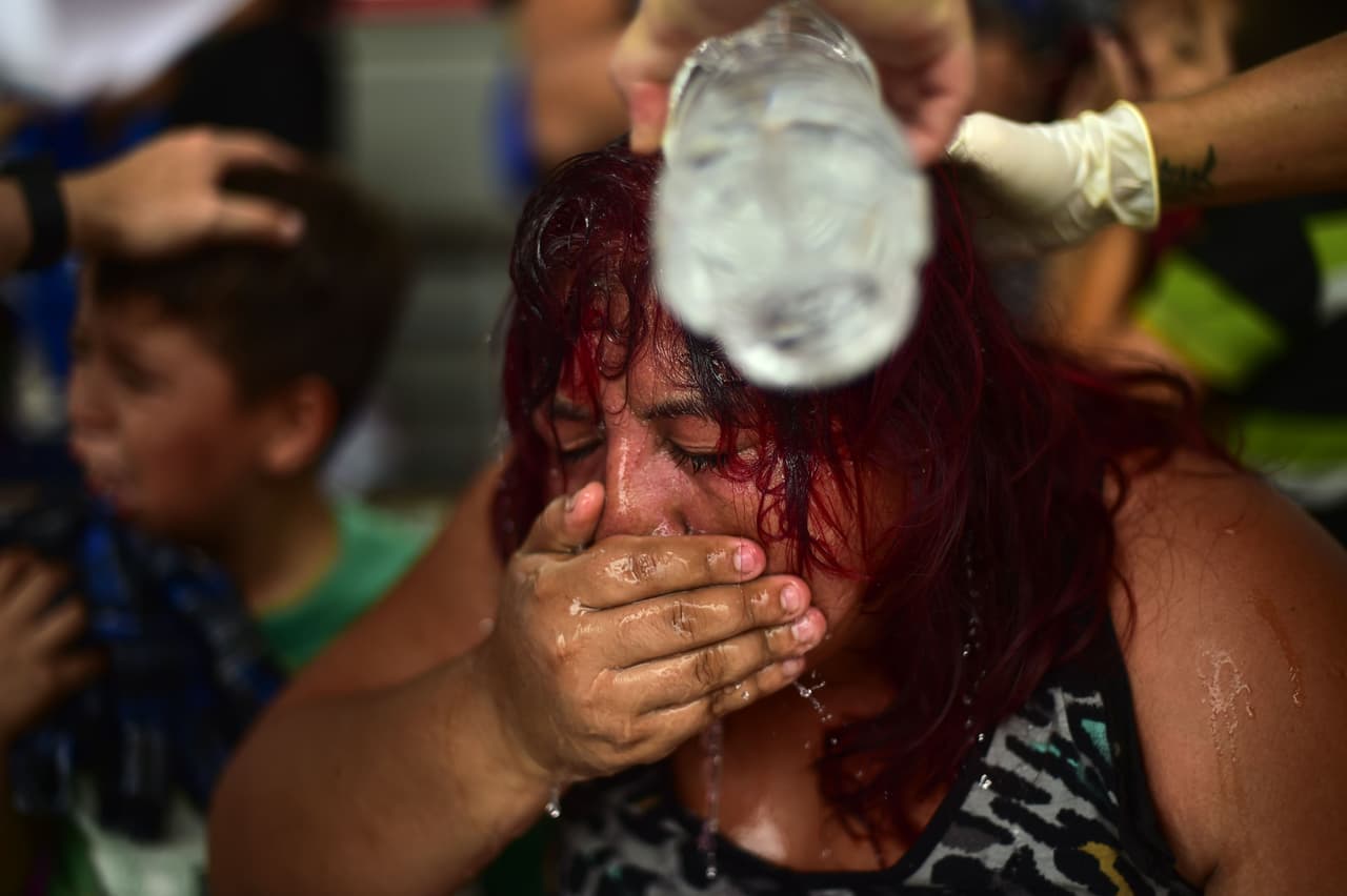 Una migrante hondureña afectada por el gas lacrimógeno.