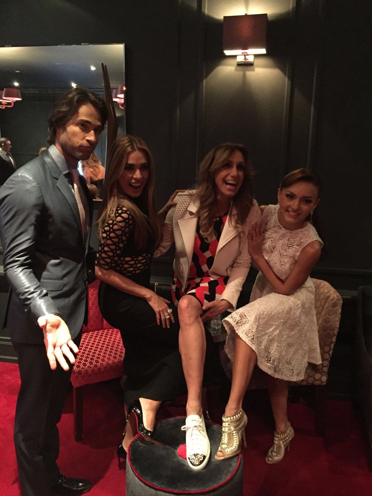 Junto a Lili Estefan presumieron sus zapatos.