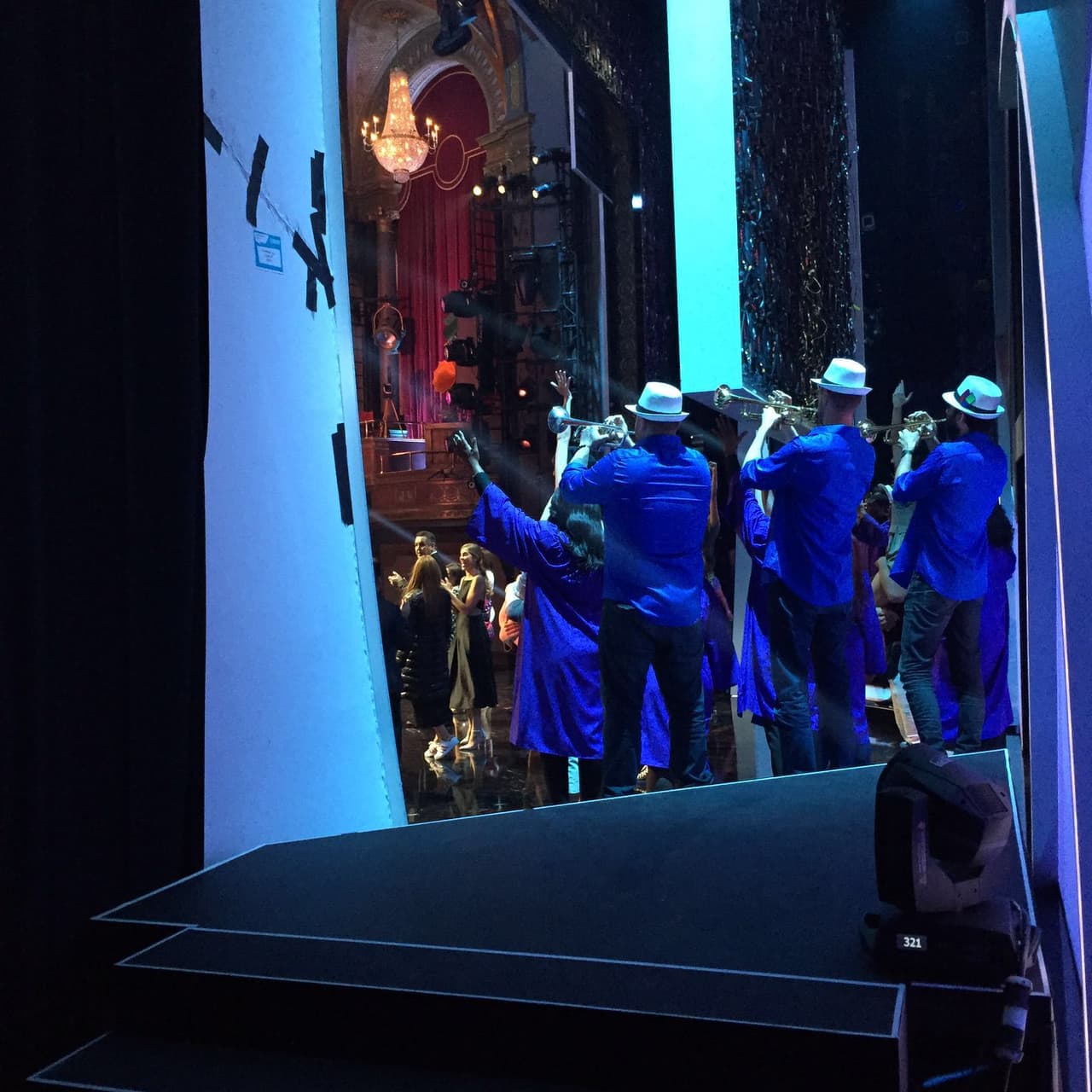 Así lució el escenario tras bambalinas.