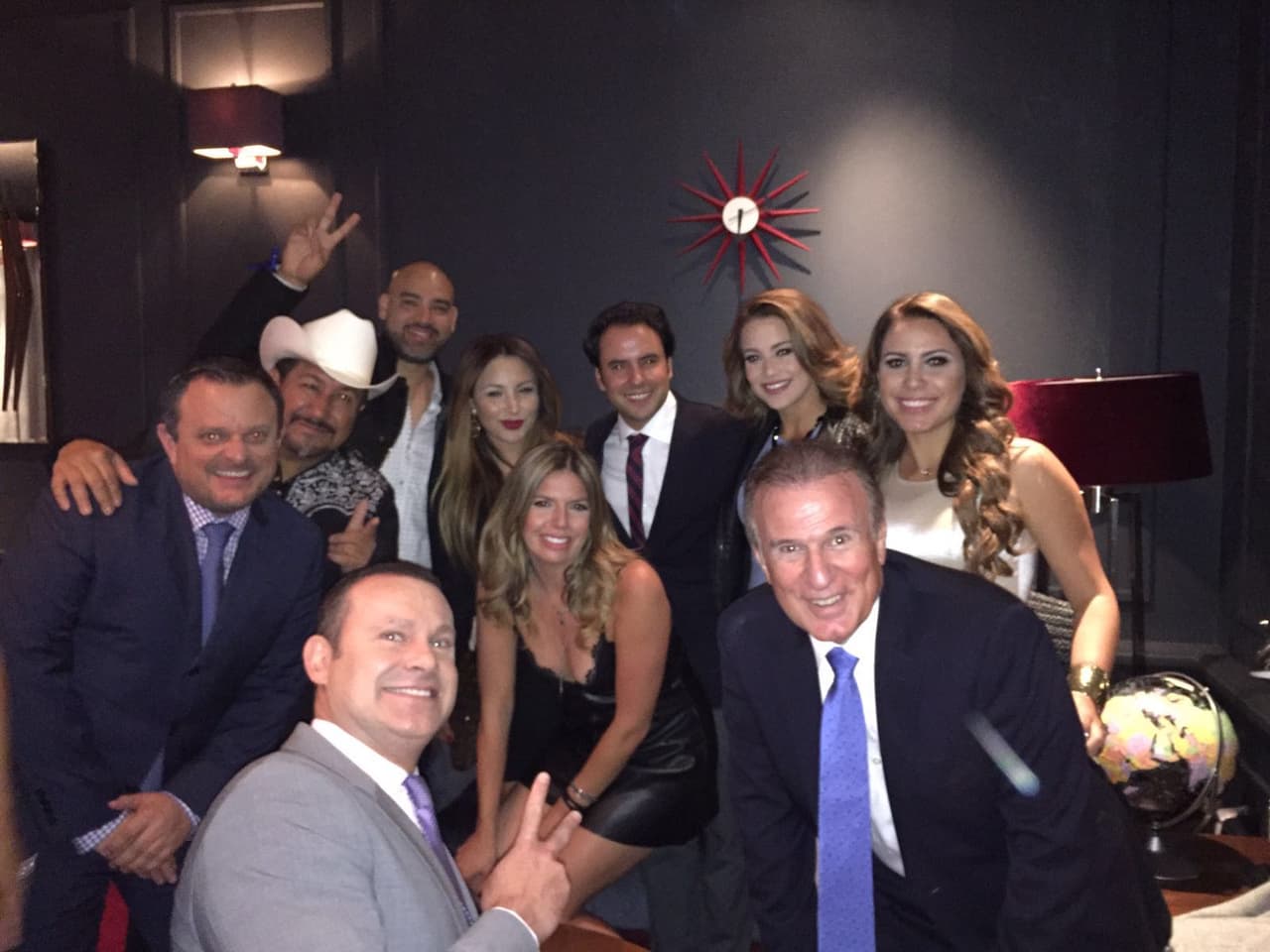 Sonriendo para las cámaras.