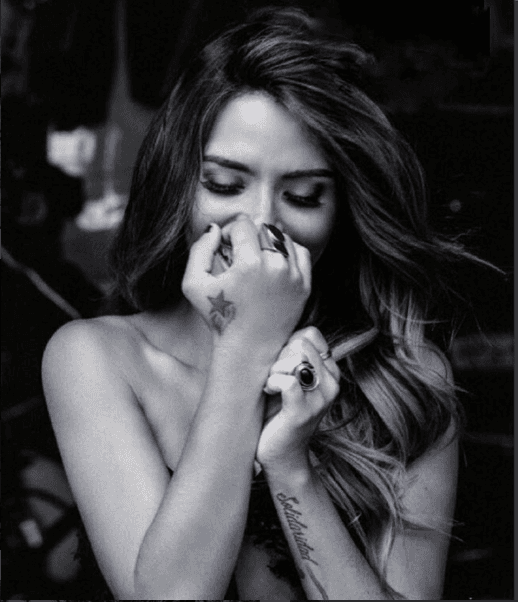 "...Hoy quiero dejar mis miedos a un lado y encarar mi verdad. Es así q les comparto una foto bien especial con esta mujer extraordinaria que me ha robado el corazón, que me hace feliz y que suma a mi vida..."