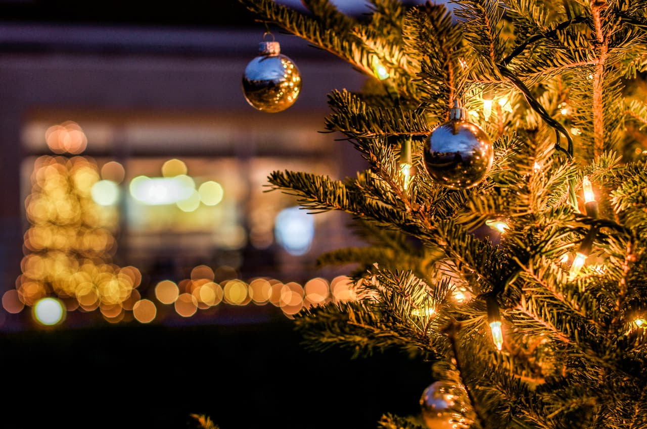 Además si las complementas con guirnaldas o adornos reflectivos o con espejos, generas una ilusión óptica de más luz sin consumir tanto. También programar las luces con un ‘timer’ para que se prendan al oscurecer y se apaguen en medio de la noche mientras todos duermen, ahorrará más energía también que dejarlas prendidas hasta el amanecer.