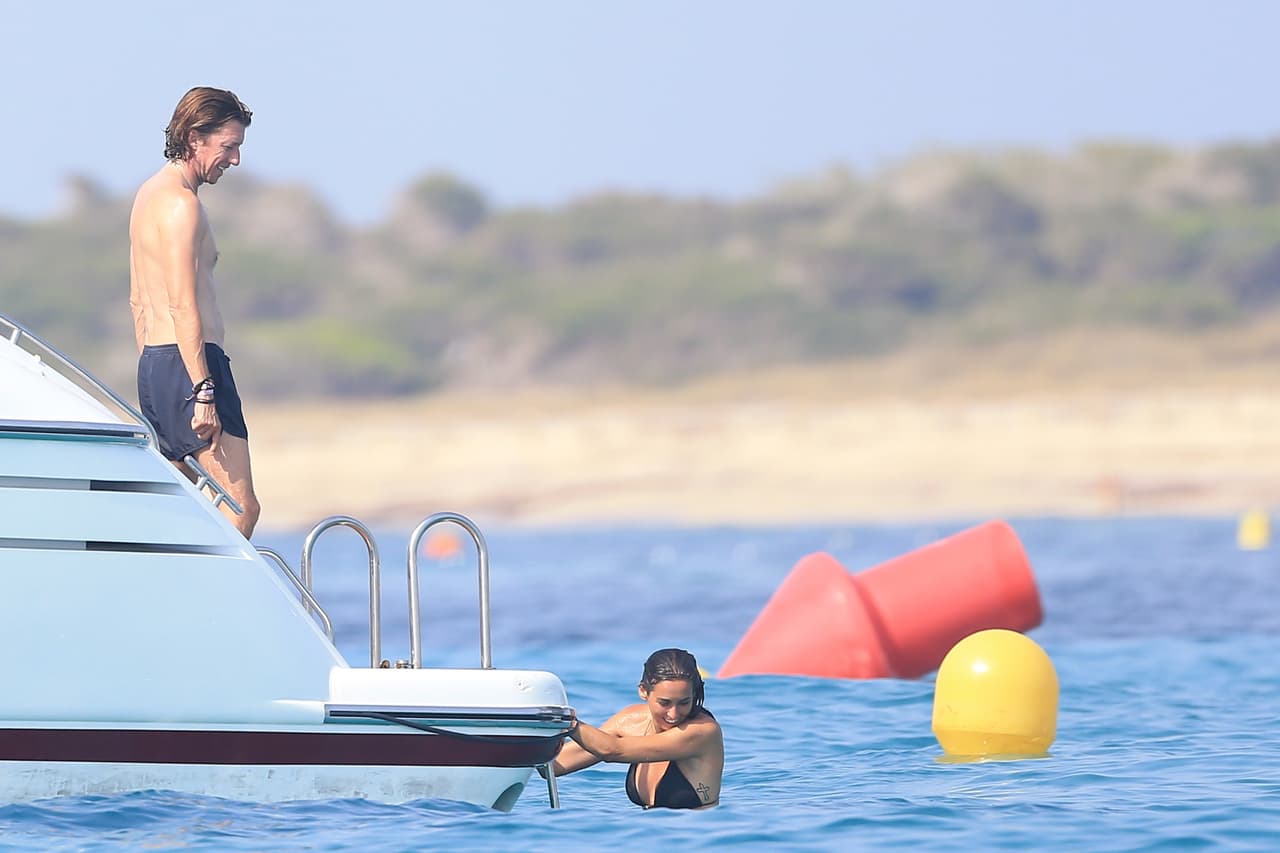 Colate sólo las veía disfrutar del mar.