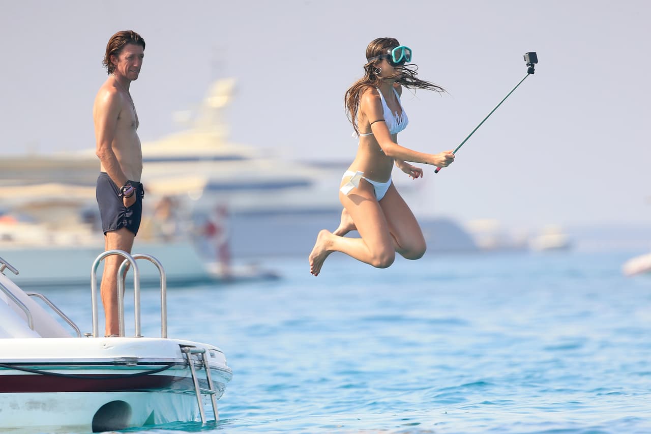 Y ella saltó con todo y visor y 'selfie stick' al mar.