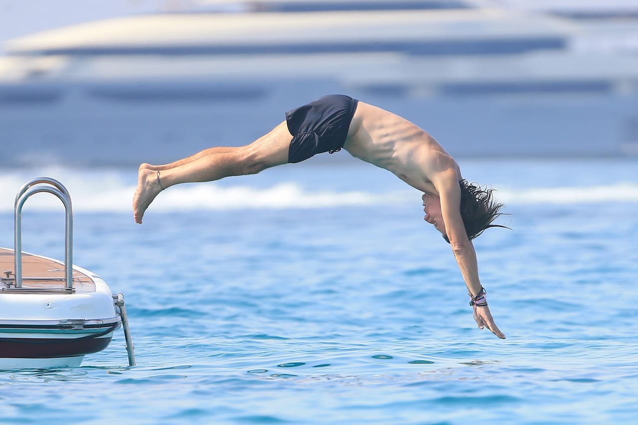 El ex de Paulina usó un traje de baño color azul marino.