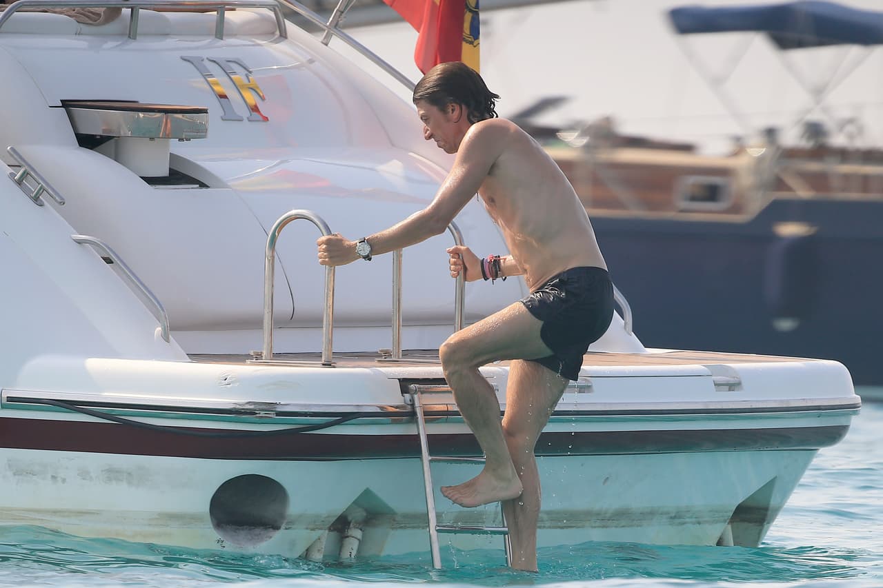 Más adelante, regresó a bordo del yate.