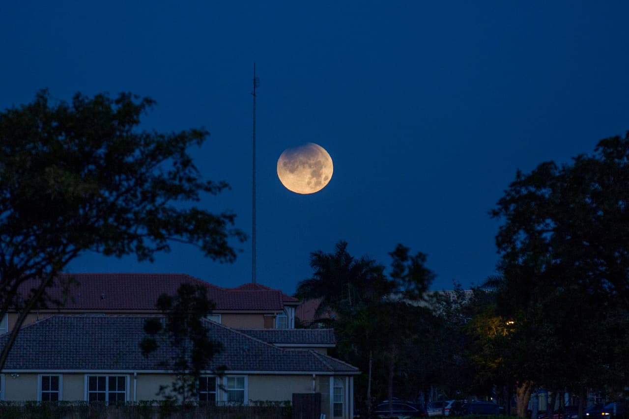 Desde Miami, Florida, donde solo se podrá ver el eclipse de forma parcial, la superluna comienza a taparse con la sombra de la Tierra.