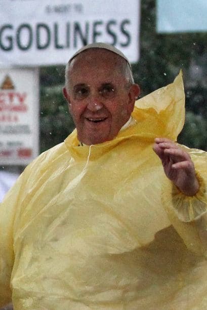 Tanto los fieles como el Papa vistieron chubasqueros amarillos para hacer frente a la lluvia.