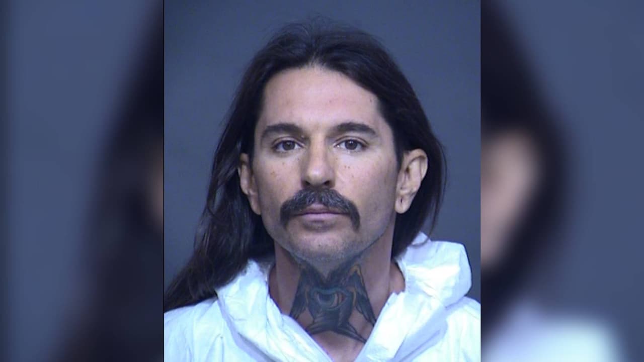 Le dispara varias veces en la cara a su esposa frente a su hijo en Mesa