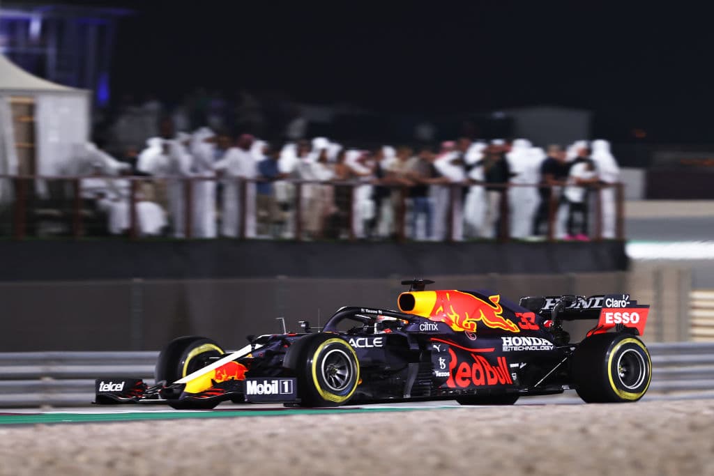 Lewis Hamilton y Mercedes Benz se llevan el Gran Premio de Qatar. El piloto británico logra superarlos y quedarse en la primera posición y por buen tiempo, seguido de Max Verstappen de Red Bull y, en esta ocasión, el español Fernando Alonso le rebató el tercer lugar a Sergio Pérez, quien se vio forzado a hacer doble parada y perder podio.