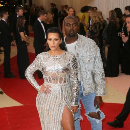 <b>Kim Kardashian</b>
<br>La socialité y Kanye se conocieron en 2003 gracias a un amigo en común, el rapero Brandy Norwood, no obstante, su relación inició nueve años después, cuando Kardashian se separó del basquetbolista Kris Humhries.
