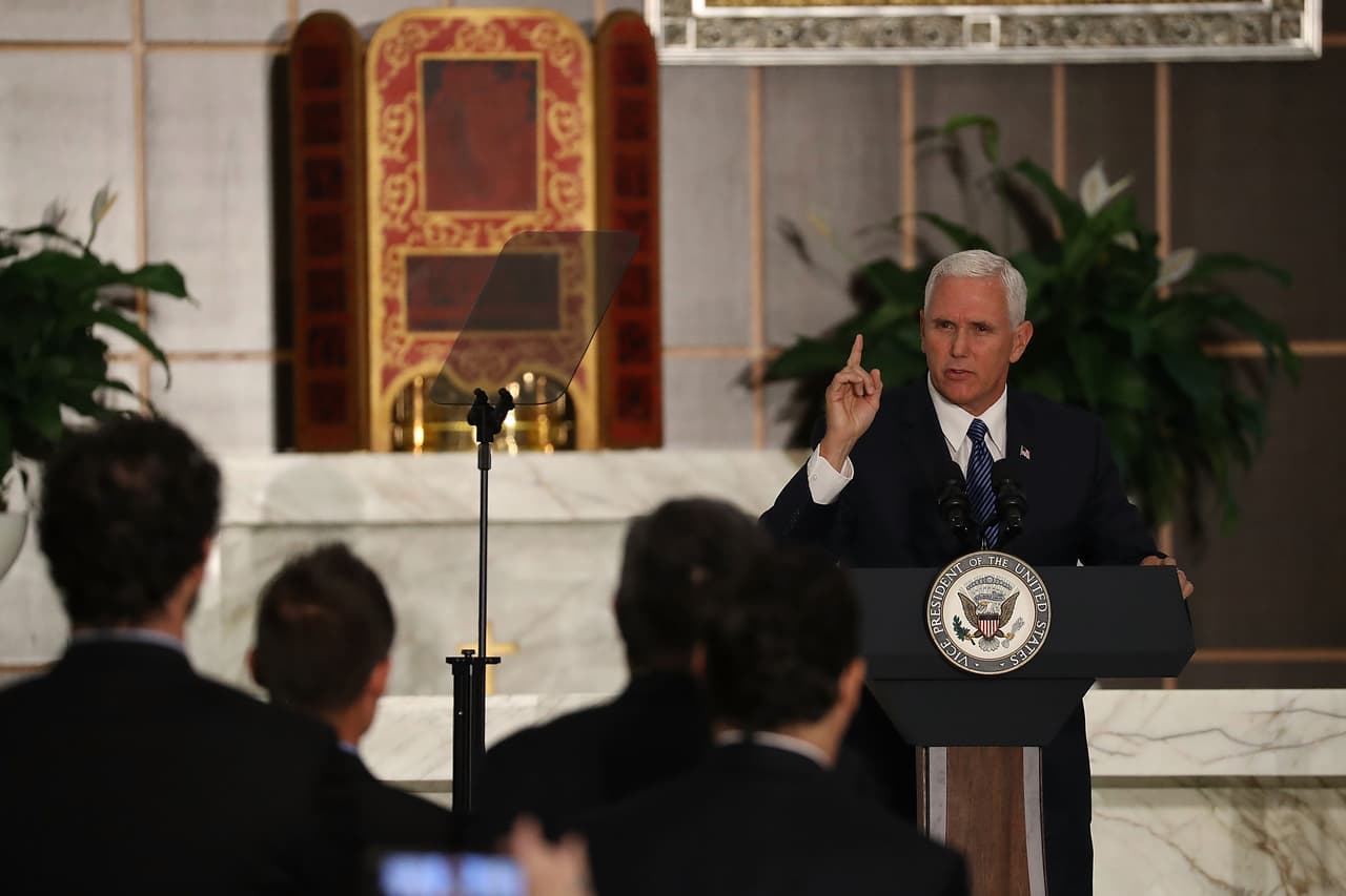 Mike Pence durante su visita a la iglesia Our Lady of Guadalupe, en Doral, Florida.