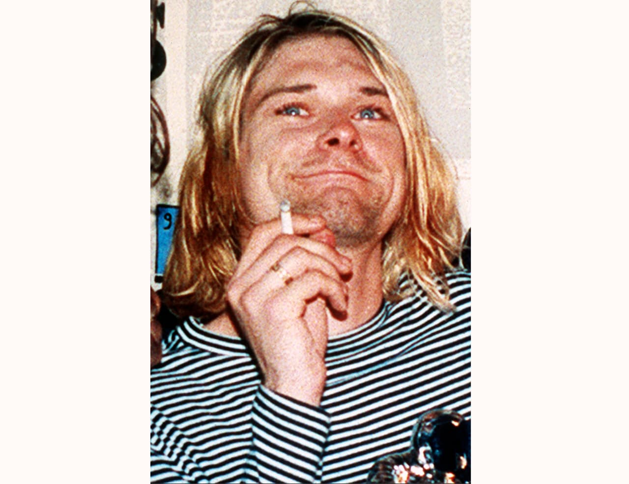 ARCHIVO — Esta foto de archivo de 1993 muestra a Kurt Cobain, el vocalista de la banda de rock estadounidense Nirvana. El grunge se convirtió en oro el sábado 20 de junio de 2020, cuando la guitarra que Cobain tocó durante la actuación de Nirvana en el programa "MTV Unplugged" de 1993 se vendió por la asombrosa cifra de 6 millones de dólares en una subasta. (Foto AP/Mark J. Terrill, Archivo)