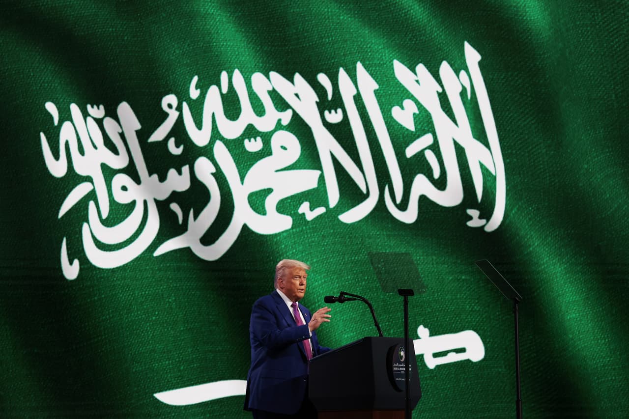 Trump se dirige a la conferencia de inversionistas saudi-estadounidenses en el Centro Internacional de Conferencias Rey Abdul Aziz en Riad.