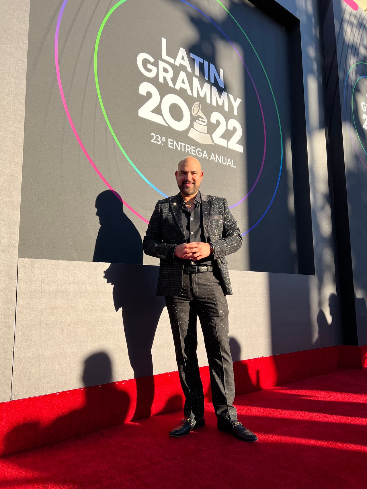 Mientras que 
<b>El Pelón</b> optó por un look más elegante con saco y pantalón de vestir.