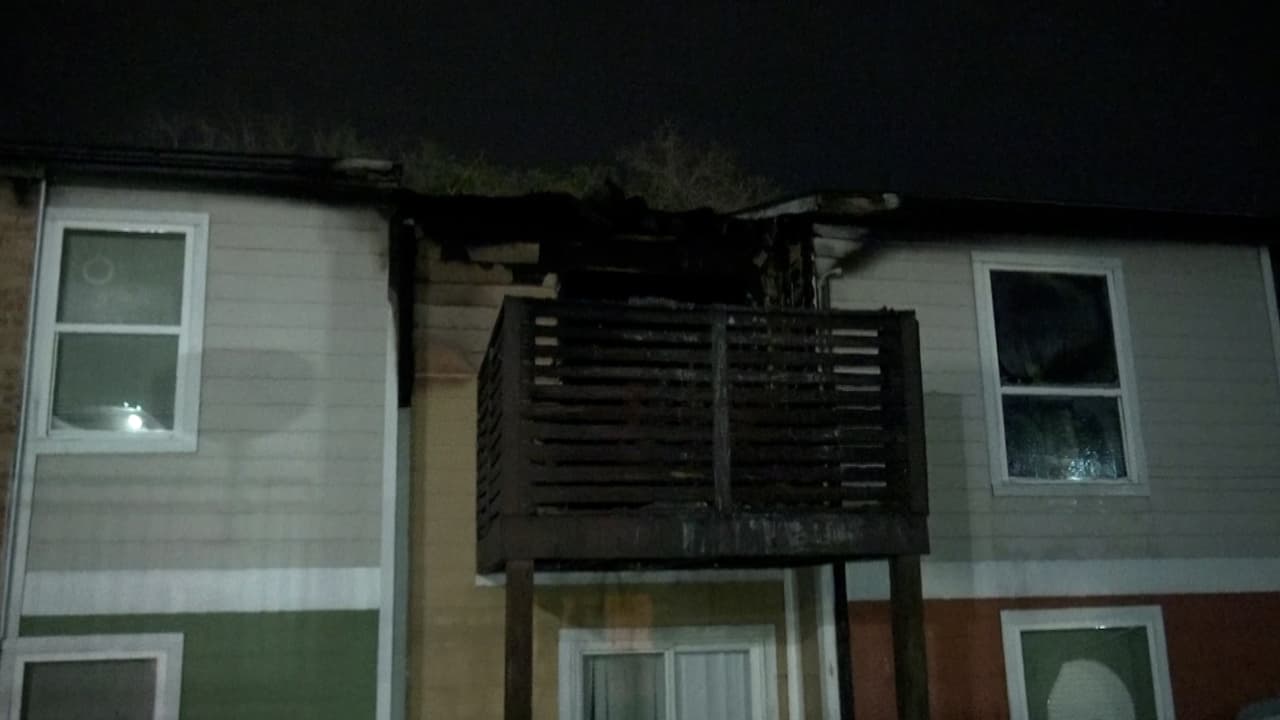 Decenas de personas se quedan sin hogar tras incendio en unos apartamentos al norte de Houston