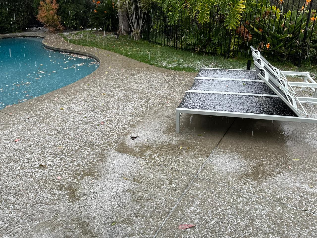 En la ciudad de Pasadena, se registró al menos una pulgada de granizo y tomas aéreas mostraron una capa blanca, digna de una ciudad de la costa oeste.
