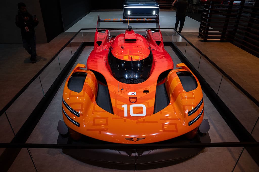 Por primera vez, este 2025 se presenta oficialmente 
<b>un vehículo de carrera</b> en el Auto Show de Nueva York. Se trata del GMR-001 (Genesis Magma Racing), desarrollado por Genesis, la división de lujo de la corporación Hyundai.