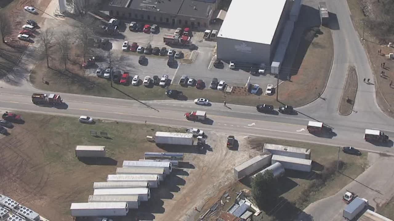 Los empleados de Prime Pak Foods fueron evacuados tras una emergencia por "derrame de materiales peligrosos a gran escala” que provocó el cierre temporal de Memorial Park Drive en Gainesville. Reportan heridos, aunque las autoridades no han especificado el número de afectados