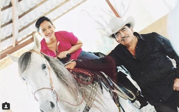 Aunque tiene amor por la herencia de su papá, la más joven de las hijas del cantante es la menos allegada al mundo del jaripeo.