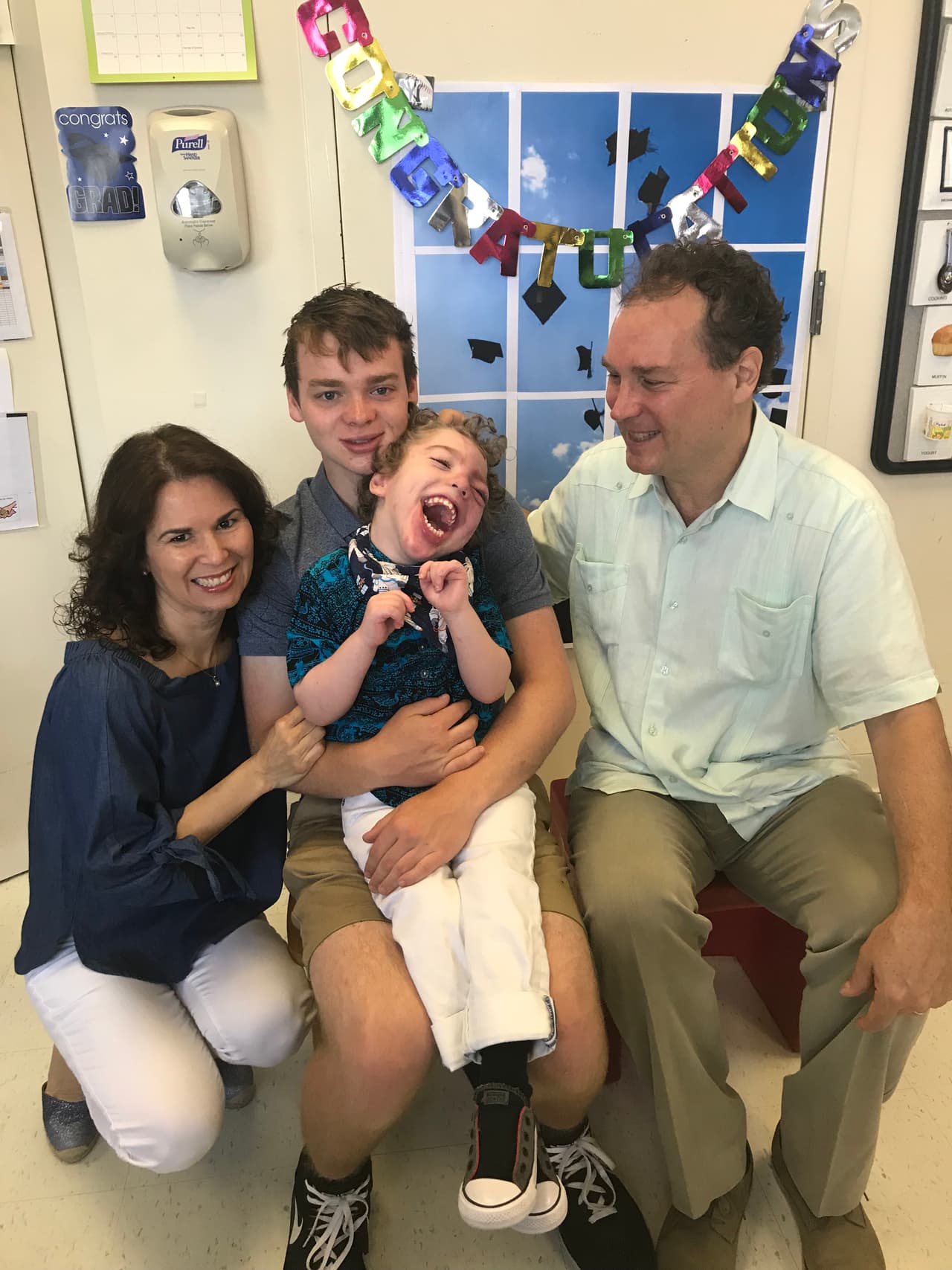 <b>Cinco años después. </b>Luego de su diagnóstico con un raro síndrome vascular que causa convulsiones, glaucoma y una mancha color vino que ocupa la mitad de su rostro, otros males complican aún más el desarrollo motor y cognitivo de Alejandro: 
<a href="http://yourcpf.org/"><u>parálisis cerebral</u></a>, 
<a href="https://www.aaaai.org/conditions-and-treatments/asthma"><u>asma y problemas respiratorios crónicos</u></a>, hipotiroidismo, entre otros. Sin embargo, él es un niño feliz que adora estar con su familia y que siempre sonríe en la mañana al saber que debe ir a la escuela.