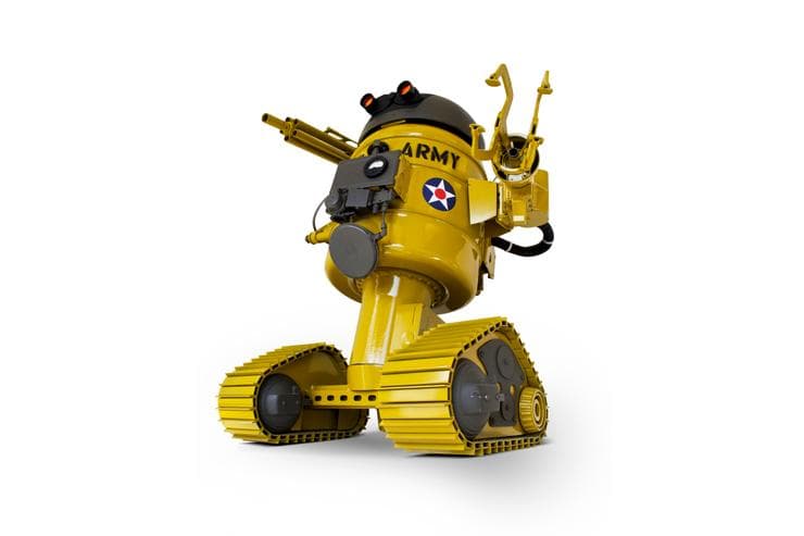 <b>WAR MACHINE </b>inspirado en tanques de guerra de la Armada Americana, es una pieza metalizada de color amarillo.