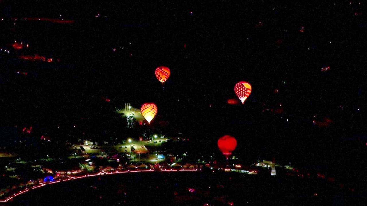 Iluminados por el fuego que calienta el aire y los hace volar, varios globos recorrieron los cielos de Albuquerque en un vuelo en un vuelo nocturno que finalizó al amanecer del martes 8 de octubre, cuando los pilotos ya podían identificar los puntos de aterrizaje con la luz del sol.