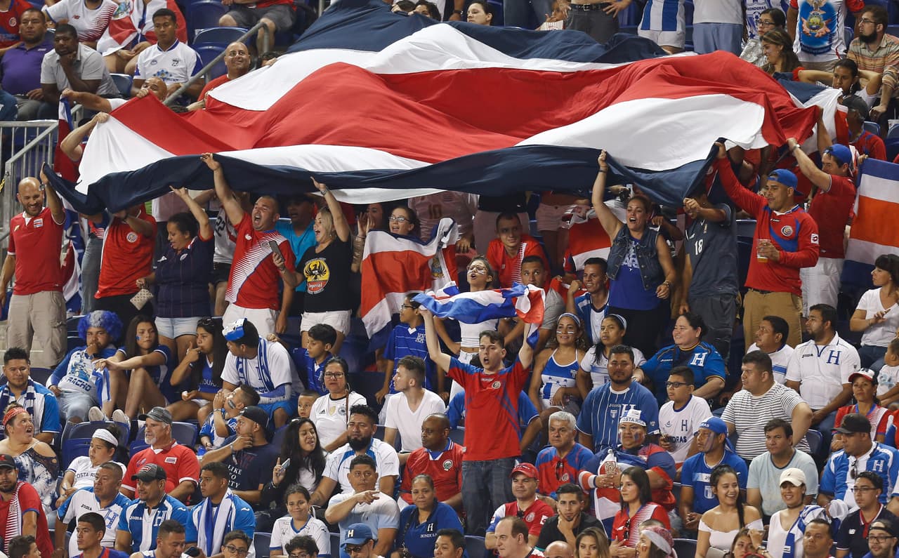 Ya dentro del estadio 25,817 aficionados casi llenaron por completo el recinto.