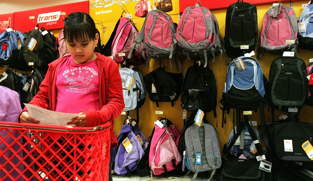 Vigila a los niños pequeños, especialmente en los estacionamientos y ten las llaves en la mano cuando vayas a tu vehículo y trata de limitar la cantidad de artículos que llevas contigo.