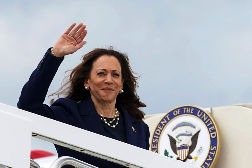 La vicepresidenta de Estados Unidos, 
<b><a href="https://www.univision.com/noticias/elecciones-en-estados-unidos-2024/harris-division-falta-respeto-ataques-trump-volvio-negra" target="_blank">Kamala Harris,</a></b> viajó en el Air Force 2 de Maryland a Houston para formar parte del servicio de despedida final a la congresista. Era hermana de Jackson Lee en 
<b>Alpha Kappa Alpha</b>, la primera sororidad para mujeres negras en Estados Unidos.