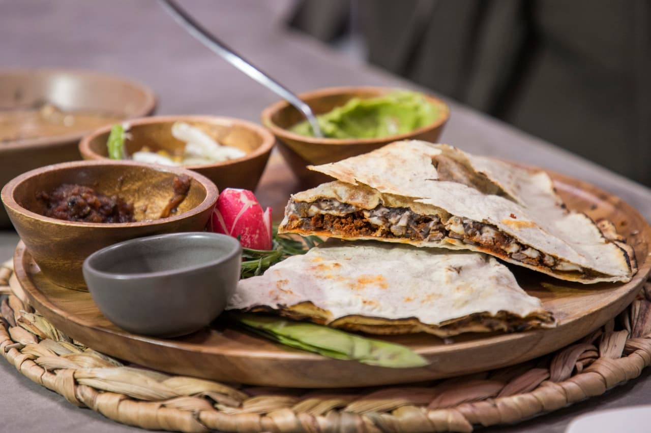 Además de tlayuda de chapulines.