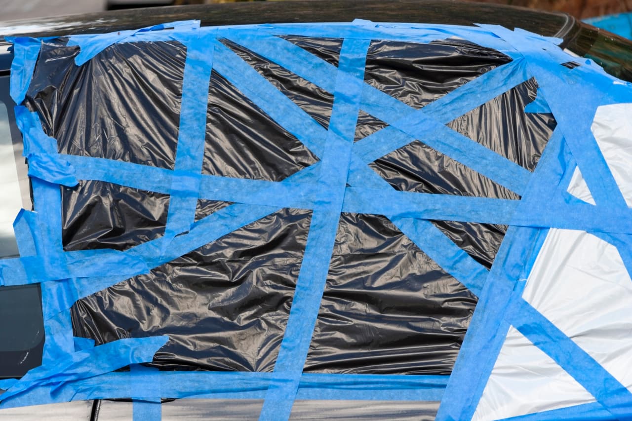 <b>6. Aplica cinta adhesiva para pintura en todas las ventanas y demás paneles de vidrio en el vehículo.</b> La cinta adhesiva no va a proteger la integridad física de los vidrios en caso de un impacto severo, pero ayudará a que la limpieza sea mucho más fácil y segura en caso de rotura.