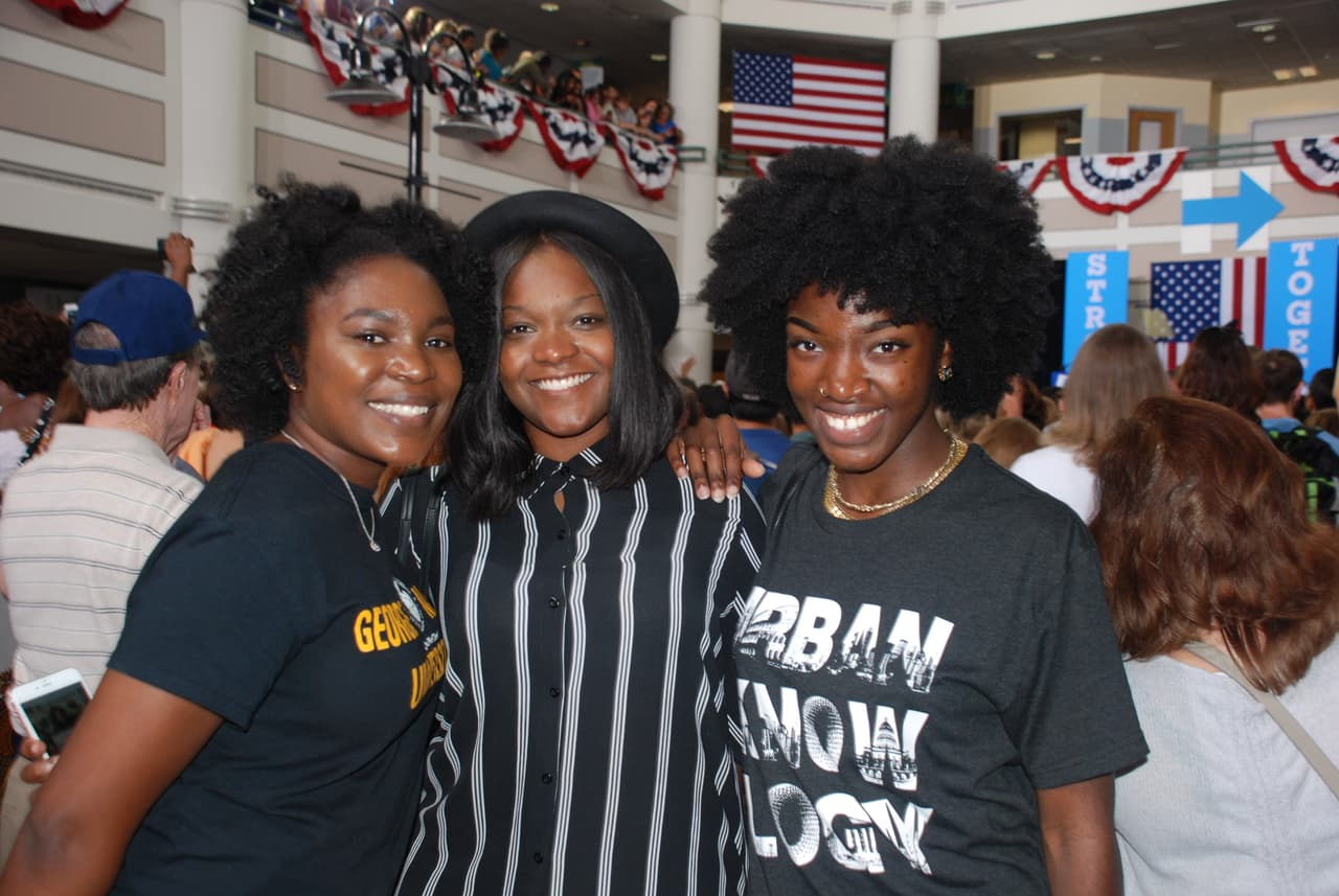 Tres estudiantes de la Universidad George Mason se registran para votar tras el discurso de la Primera Dama