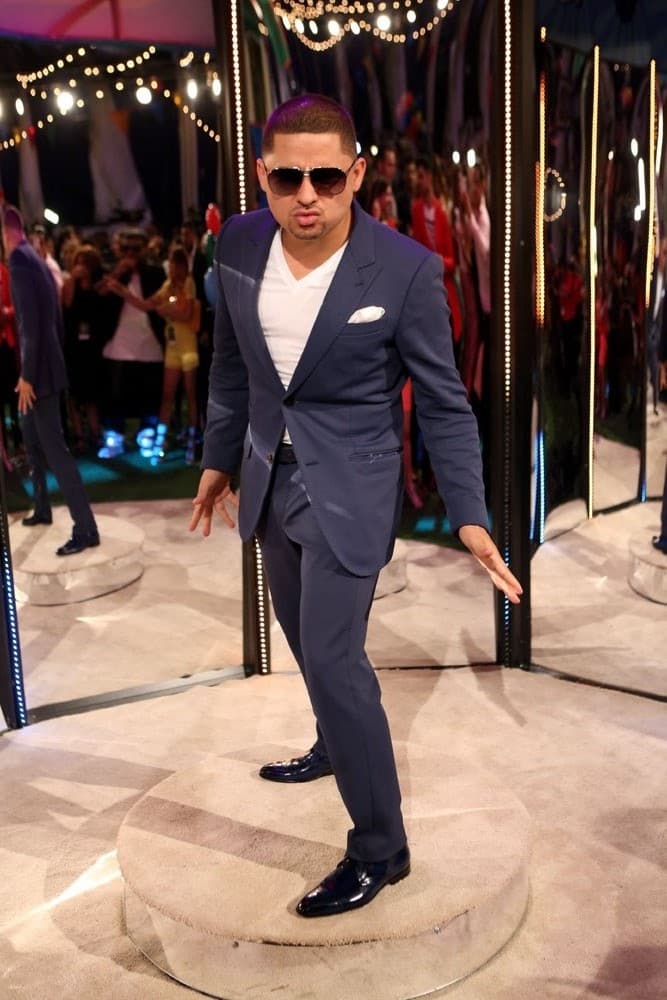 A pesar de todo, la esposa del cantante asegura que éste se mantiene positivo de que las cosas salgan a su favor.