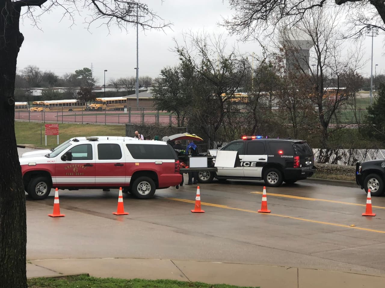 Autoridades establecieron límetes de acceso a uno de los planteles amenazados.