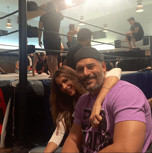 Joe y Sofía pasan mucho tiempo juntos y haciendo cosas divertidas y fuera de lo común ¡Como ir a las luchas!