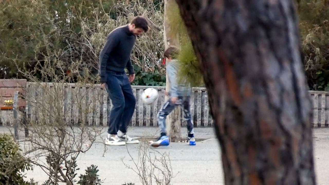 Por su parte, Milan utilizó una sudadera en color gris de la marca Nike, un pantalón deportivo con estampado irregular y tenis de tono oscuro.
<br>