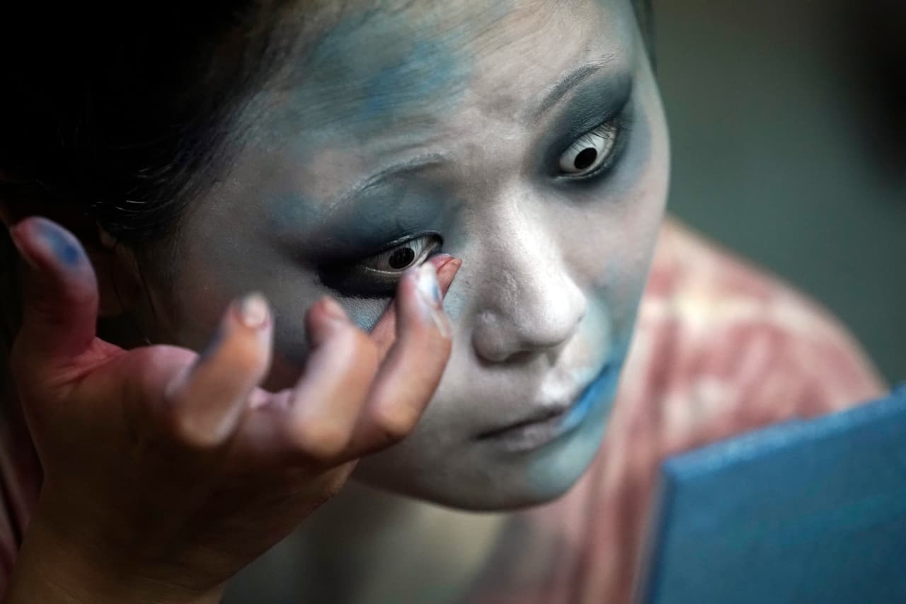 Una de las actrices antes de la entrada de los autos. A diferencia de una casa embrujada tradicional, donde los invitados pueden huir si se asustan, el público se mantiene confinado y no puede escapar de los 'horrores' durante la actuación de 13 minutos.