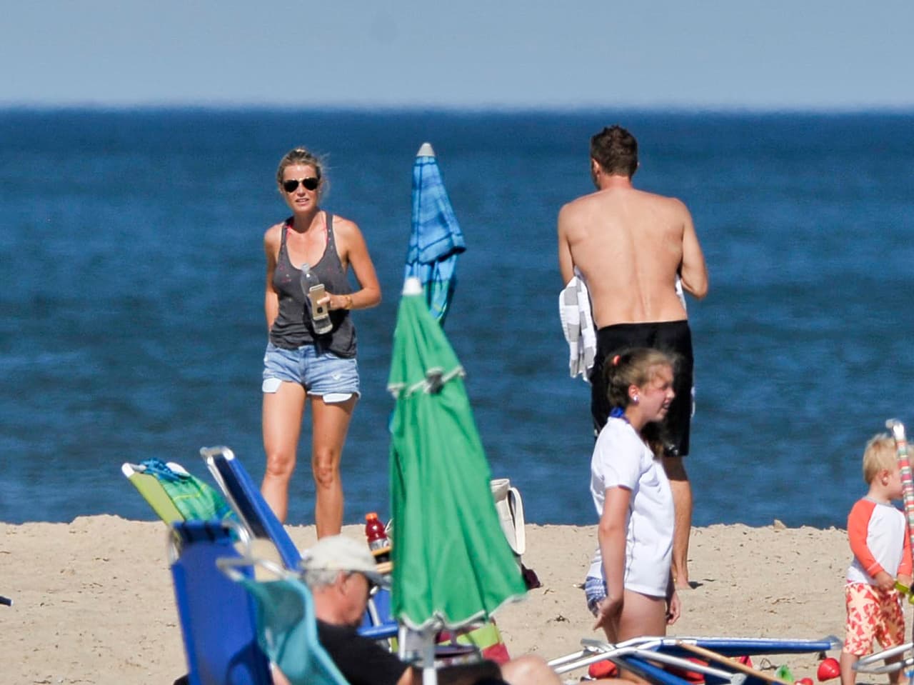 Aunque ella no se veía muy feliz que digamos de haber sido captada por los paparazzi en este momento familiar.