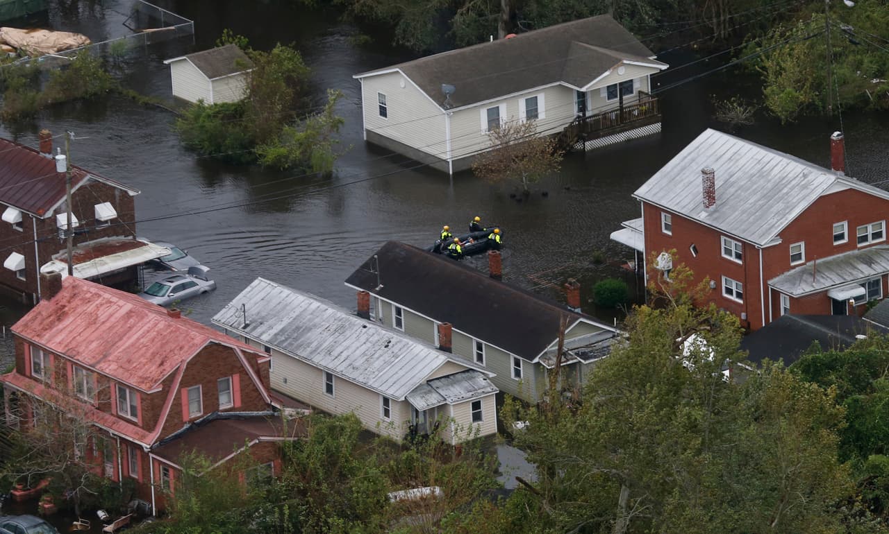 El recorrido en bote de los rescatistas por las calles de New Bend, una de las zonas más afectados por el fenómeno meteorológico.