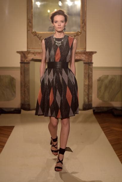 También para enfatizar tu cintura con un vestido corto y amplio en la parte baja.