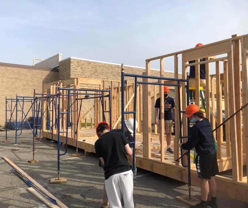 Estudiantes de Nueva Jersey construyen casa a familia de inmigrantes