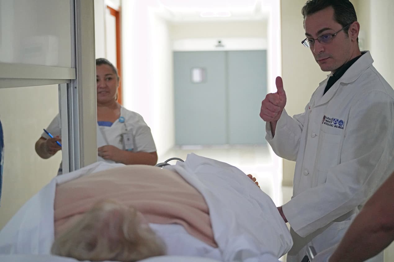 El doctor Thomas Parisi chequea a su paciente Donna Ferguson después de la cirugía. “Todo fue muy bien”, le dijo Parisi.