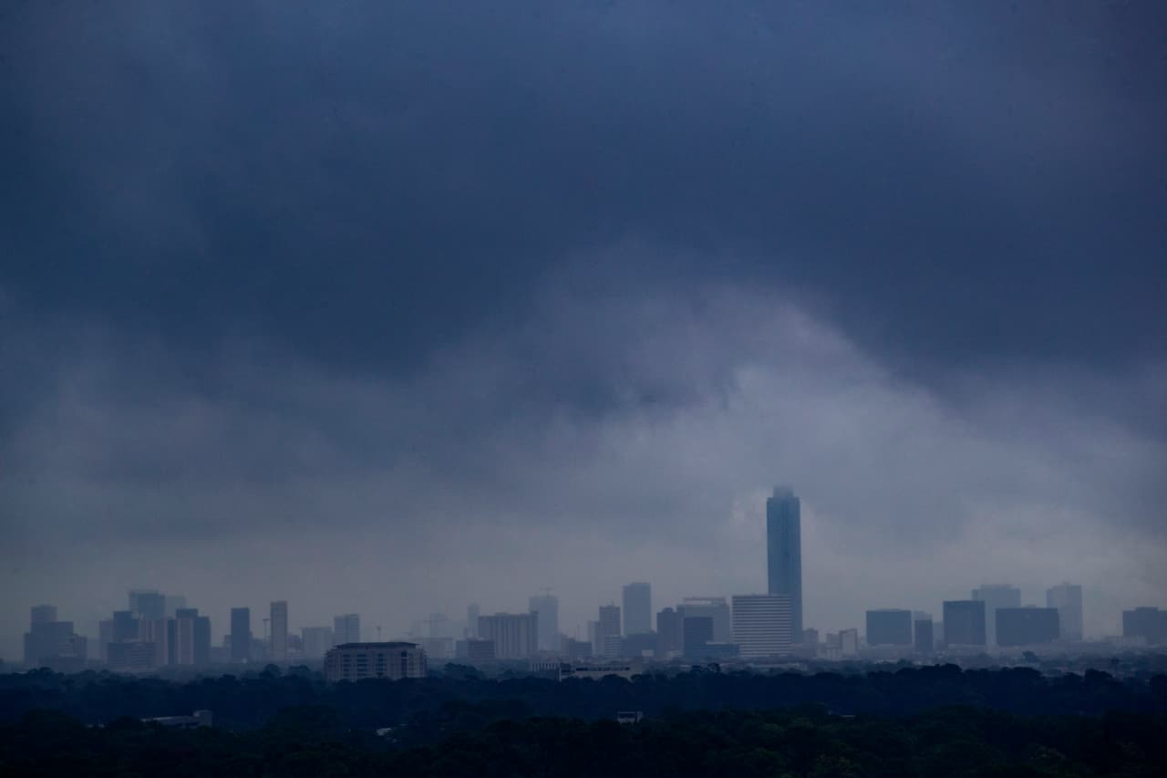 Houston es una de las ciudades que es azotada este jueves con fuerza por la tormenta. Desde la mañana las lluvias con descargas eléctricas no han cesado; y el día ha transcurrido en una penumbra tal que parece que fuera de noche. Otros condados como
<b>Chambers, Montgomery y Jefferson también han sentido los efectos</b>. La Oficina del Sheriff de Chambers, por ejemplo,
<a href="https://www.facebook.com/Chambers-County-Sheriffs-Office-457548700999996/?__tn__=kCH-R&eid=ARAiwiDBspY5mFH6dG82sLgtu4gsv1BWT_jiZsgJcc-H-RoHOKdlnK0_FCLGBLX48ZqYAiy71PTBxkDC&hc_ref=ARQs1RR-W3F5lRHvp7a-Xkhdc72m2U4dj1wHcUIeD9k3SRC-w5gCyH5esNx0FH9WAwc&fref=nf&__xts__%5B0%5D=68.ARCLPKPpyxDK8ONOabZLnVRAdxqZOWx1-o1tqY_QdVhX3Xq5m5vuzoF03s9LIuS4FjO2t9G7xyHIXyF41q7ccD1Oz5U9vi1Q63gtcsGQqQf_yZXYfsXp7MHDLmlh0DVSzS95y7zx6bsfW8JaNh5LIqjOGKzSuKuVBTGAquQWAZ3jtow3Ilh9WNbw-u9D7hDlwdVHpdsFaB3U5DO98WvRnPIb0QVdxMzf7Fl3gEyjjcVQp743GeIcFVrzJeyjKTuCnGnlA68ZMzRwe4GKHq18cXLjyQbdaF1s--UPwjMMN0LGDjPFeCtfQ1PLAfnMLK4mIKxS95zmq2tAx3c_fX0IAKbl98NvGGiH1htxN0pVU7WOICtBKAiRDcpCRIiToqv_KPpoXna463UH8iq0AiJYGCtkckVH9Vcu5w8bmWabr1AI35no_gKDjBl2snOUUuxOk4MneJ7ptlkX71rlAIFsmb5YYNdqz2S-tnQLYg2qZD5GbixxE3IQ_w" target="_blank">advirtió en su cuenta de Facebook</a> que hay comunidades "devastadas" por la crecida del agua y que debieron abrir un refugio de la Cruz Roja. La
<a href="https://www.accuweather.com/en/weather-news/imelda-triggers-widespread-flooding-across-southeastern-texas/535882" target="_blank">web AccuWeather</a> informó este jueves que en la comunidad de Hamshire, a más de 70 millas al este de Houston, las lluvias superaron las 40 pulgadas y que más de la mitad de esa lluvia cayó en las últimas 12 horas.