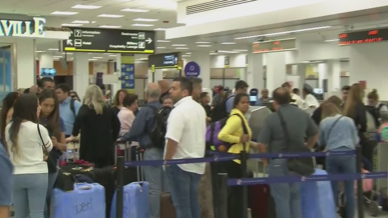 “Me instalaré en el aeropuerto, ya no tengo ni hospedaje”: venezolanos varados en Miami sin poder viajar a su país 