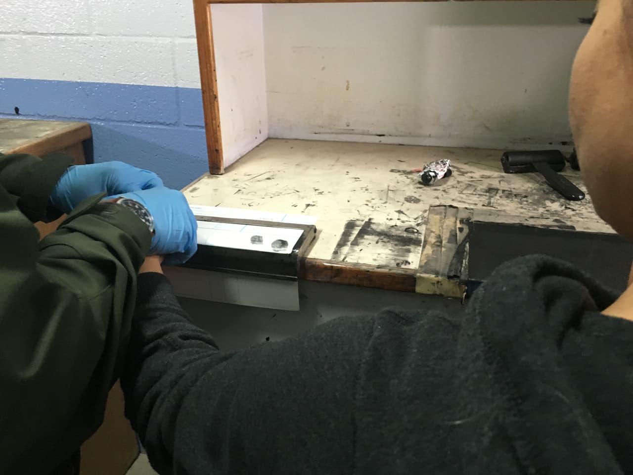 Las Polleras consiguen documentos falsos o alterados para sus clientes, y así logran pasarlos por cruces peatonales o vehiculares. Algunas resultan detenidas.