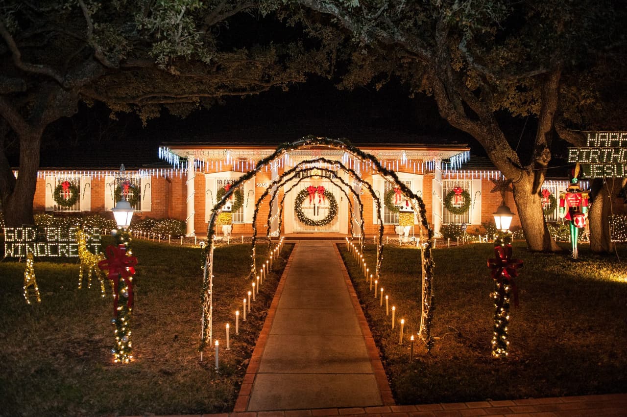 La directora de eventos especiales de la ciudad, Liz Dick, señala que la tradición comenzó luego de que Barbee Winn, un hombre, entregó un faro y una reverencia a todos los residentes de Windcrest para iluminar sus casas.