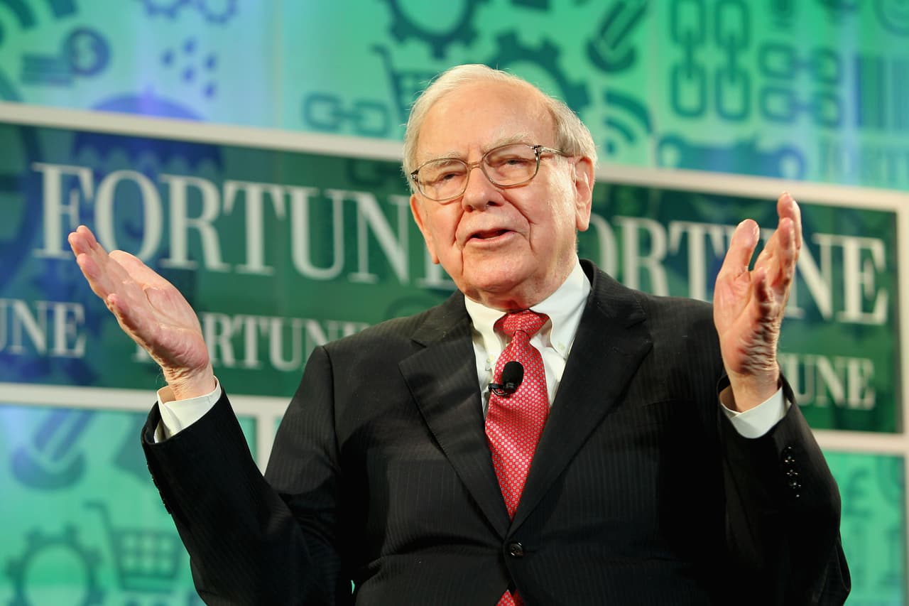 <h2 class="cms-H2-H2">Warren Buffett</h2>
<br>
<br>El inversor y empresario estadounidense Warren Buffett, de 92 años, es el presidente de Berkshire Hathaway, una firma que es propietaria o tiene acciones de decenas de compañías. Algunas de ellas son Kraft Heinz, American Express, Duracell e incluso Apple. Para enero de 2023, la revista 
<i>Forbes</i> calcula su fortuna en 107,000 millones de dólares y lo califica como “uno de los inversionistas más exitosos de la historia”. 
<br>
<br>Junto con Bill Gates, Buffet estableció en 2010 la organización The Giving Pledge, para que multimillonarios donen la mayoría de sus fortunas a organizaciones caritativas. Por tanto, el 99% de su fortuna tendrá este destino. Sus tres hijos recibirán una parte de las acciones de Berkshire Hathaway. En 2021, Buffett escribió que “tras un profundo análisis de familias superricas, esta es mi recomendación: ‘Deje a sus hijos lo suficiente para que puedan hacer cualquier cosa, pero no demasiado para que no hagan nada’”, de acuerdo con la cadena británica BBC.